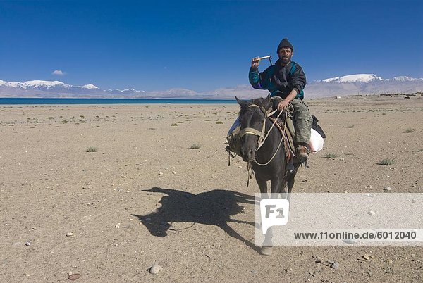 Reiter am Karakul-See  Karakul  Tadschikistan  Zentralasien  Asien