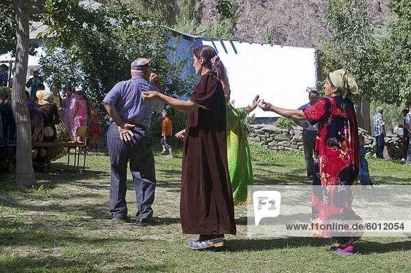 Tanzende Gäste auf Hochzeit von Pamiris  Bartang-Tal  Tadschikistan  Zentralasien  Asien