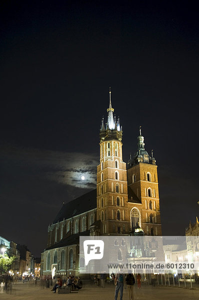 St. Marien Kirche oder Basilika in der Nacht  Marktplatz (Rynek Glowny)  Old Town District (Stare Miasto)  Krakow (Krakau)  UNESCO Weltkulturerbe  Polen  Europa