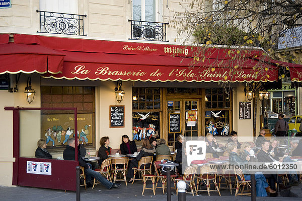 Leute sitzen außerhalb einer Brasserie auf der Ile St. Louis  Paris  Frankreich  Europa