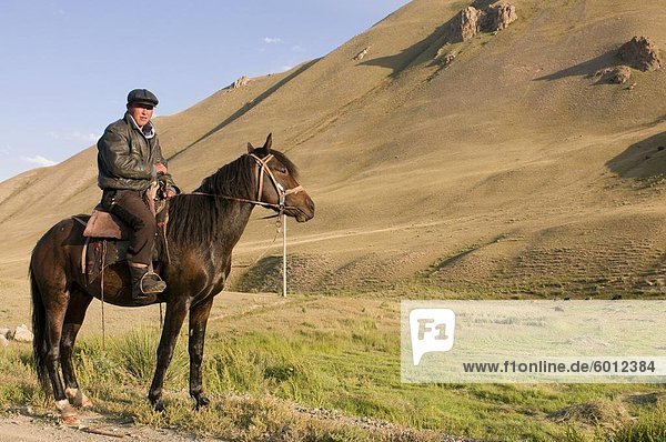 Reiter mit seinem Pferd in der Wildnis  Song Kol  Kirgisistan  Zentral-Asien  Asien