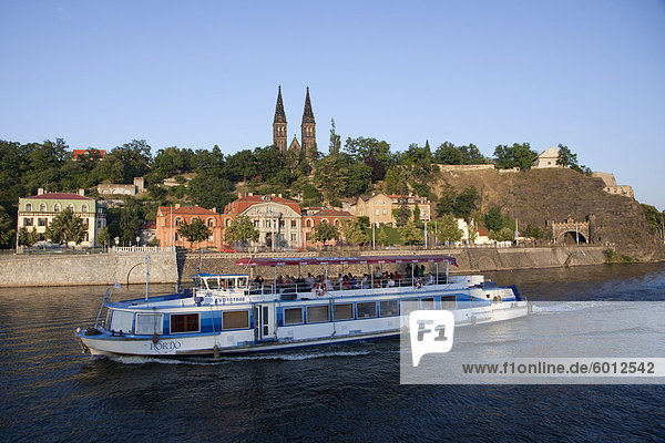 High Castle (Vysehrad) und Flussboot auf der Moldau  Prag  Tschechische Republik  Europa