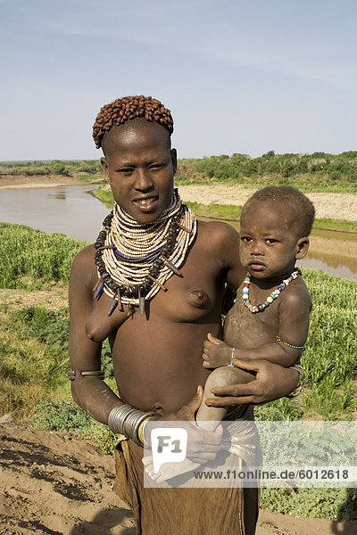 Mutter und Baby des Stammes Hamer  Haar der Frau ist mit Ocker behandelt  Wasser und Harz dann verdreht in Netzblatt genannt Goscha  unteren Omo-Tal  Äthiopien  Afrika