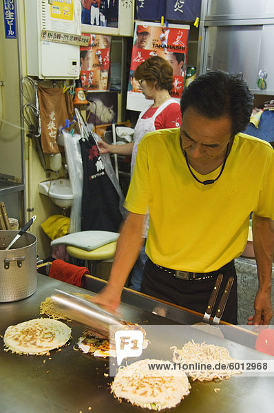 Okonomiyaki-japanische Pfannkuchen gemacht Fast-Food-Outlet in Okonomimura  Hiroshima City  Präfektur Hiroshima  der Insel Honshu  Japan  Asien