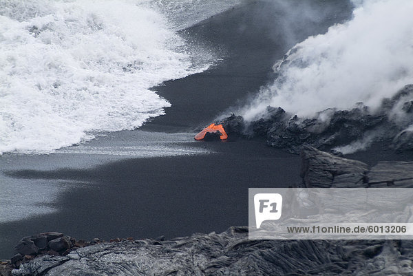 Heiße Lava fließt auf Strand und in den Ozean  Kilauea-Vulkan  Hawaii Volcanoes Nationalpark  UNESCO Weltkulturerbe  Insel Hawaii (Big Island)  Hawaii  USA  Nordamerika