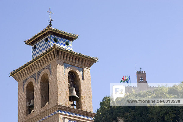 Bell Turm von Santa Anna Kirche mit dem Turm der Alcazaba in den Hintergrund  Granada  Andalusien  Spanien  Europa