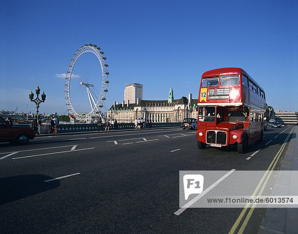 Alten Routemaster Bus bevor sie zurückgezogen  auf Wesminster Brücke mit London Eye in Hintergrund  London  England  Vereinigtes Königreich  Europa