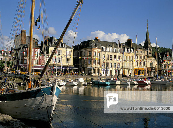 Der Hafen von Honfleur  Normandie  Frankreich  Europa