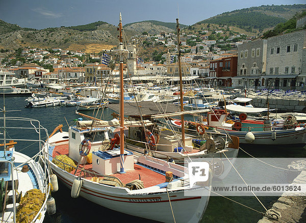 Fischerboote im Hafen  die Stadt hinter und Hügel im Hintergrund auf Hydra  Argo Saronischen Inseln  griechische Inseln  Griechenland  Europa