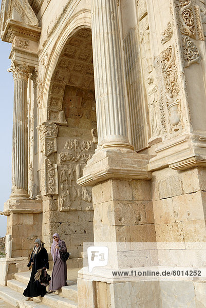 Muslimische Frauen und Bogen des Septimius Severus  Leptis Magna  UNESCO World Heritage Site  Libyen  Nordafrika  Afrika