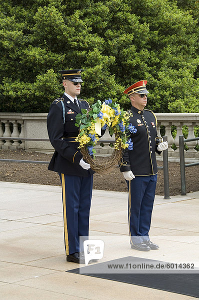 Kranzniederlegung Zeremonie am Grab des unbekannten Soldaten  Arlington National Cemetery in Arlington  Virginia  Vereinigte Staaten von Amerika  Nordamerika