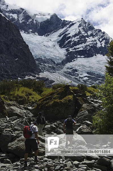 Wanderer nähert sich Rob Roy Gletscher  Mount-Aspiring-Nationalpark  Otago  Südinsel  Neuseeland  Pazifik