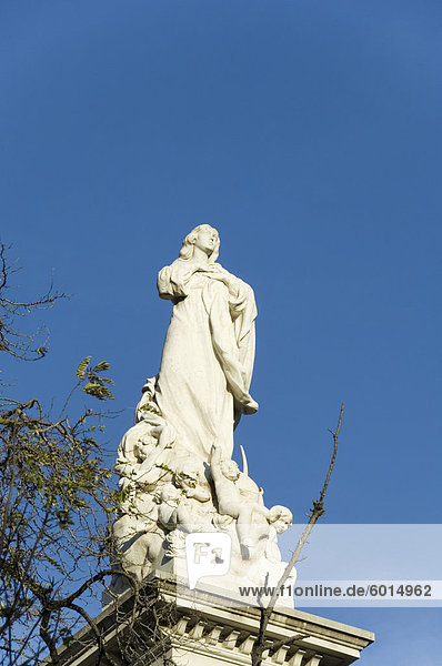 Unterbezirk barocke und Statue feiert das Überleben der großen Eathquake von 1755  Plaza del Triunfo  Santa Cruz  Sevilla  Andalusien  Spanien  Europa