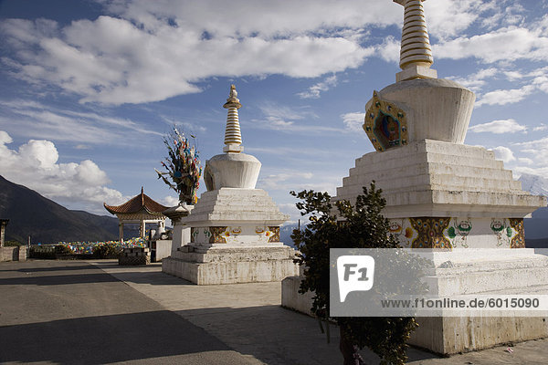 Buddhistische Stupa unterwegs an der tibetischen Grenze  Deqin  Shangri-La Region  Provinz Yunnan  China  Asien