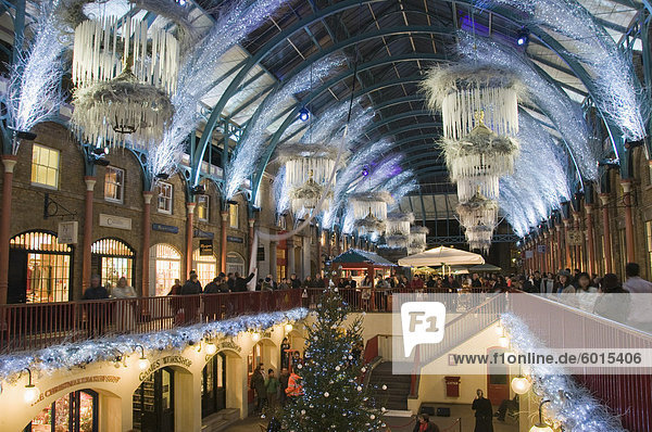 Weihnachtsschmuck in den Restaurantbereich des Covent Garden in London  England  Vereinigtes Königreich  Europa