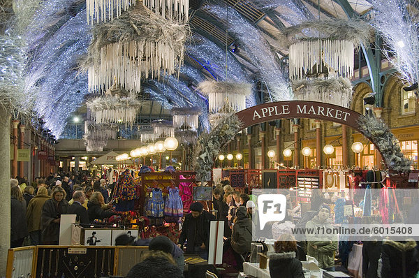 Christmas shopping in the Apple Market at Covent Garden  London  England  United Kingdom  Europe