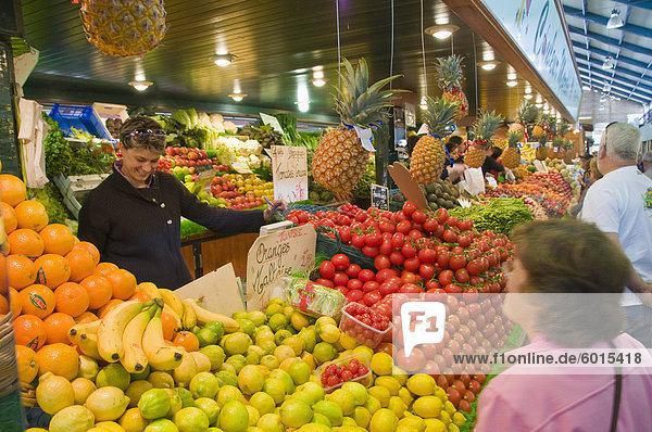Obst und Gemüse Stand auf dem überdachten Markt  Niort  Deux-Sevres  Poitou-Charentes  Frankreich  Europa