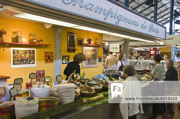 Pilz Stand auf dem überdachten Markt Niort Deux-Sevres Poitou-Charentes Frankreich Europa