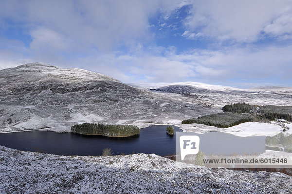Loch Gynack und Hochland im Winter von Creag Bheag  in der Nähe von Kingussie  Highlands  Schottland  Vereinigtes Königreich  Europa