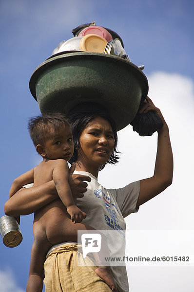 Mutter mit Baby und Gerichte auf Kopf in Dananao Dorf in der Nähe von Tinglayan  die Berge der Cordillera  Kalinga Provinz  Luzon  Philippinen  Südostasien  Asien