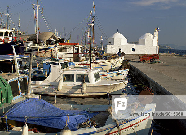 Hafen und Kirche  Ägina Stadt  Aegina  Argo Saronischen Inseln  griechische Inseln  Griechenland  Europa