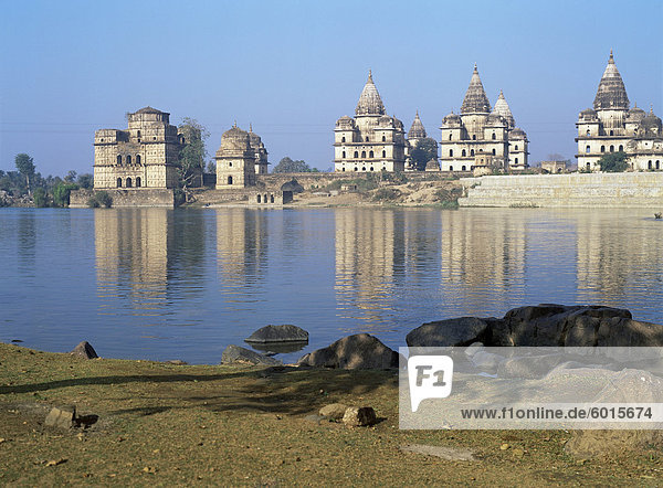 Königliche Chattris (Gräber) und der Betwa Fluß in den frühen Morgenstunden Orcha  Madhya Pradesh  Indien  Asien