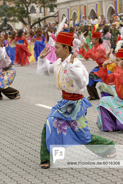 Malaiische Tänzer tragen traditionelle Kleidung bei feiern von Kuala Lumpur City Tag gedenken  Merdeka Square  Kuala Lumpur  Malaysia  Südostasien  Asien