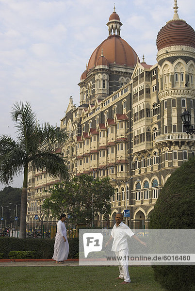 Guest doing morning exercises in public garden by the Taj Mahal Intercontinental hotel  Colaba  Mumbai (Bombay)  Maharashtra state  India  Asia.