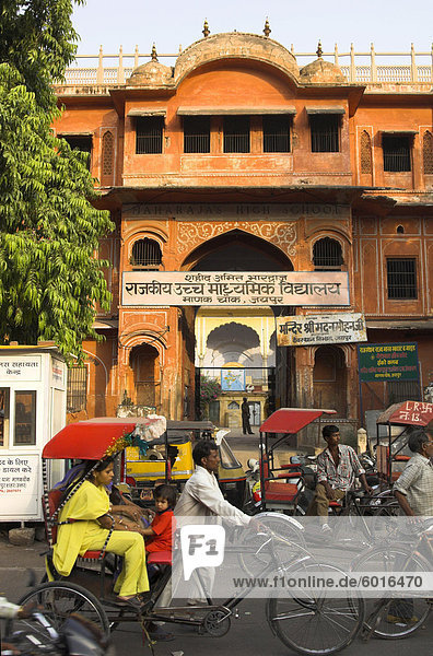 Ockerfarbenen Fassade der alten Gebäude  Sireh Deori Basar  Altstadt  Jaipur  Rajasthan  Indien  Asien