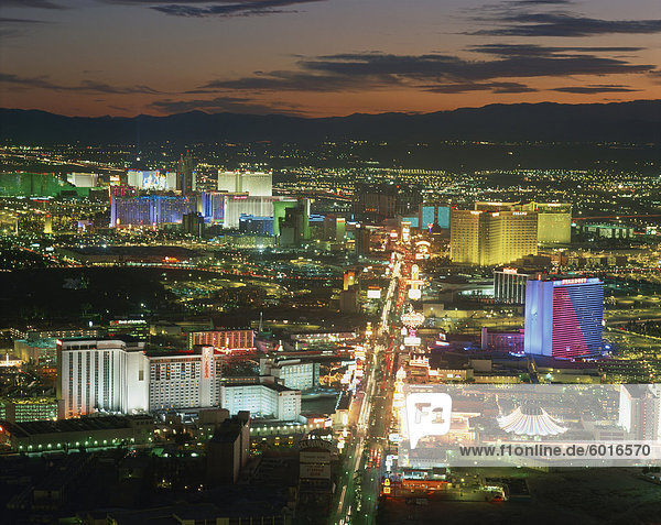 Luftaufnahme über Lichter der Stadt bei Nacht  Las Vegas  Nevada  Vereinigte Staaten von Amerika  Nordamerika