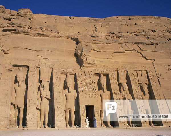 Statuen von Ramses II. und Königin Nefertari auf Vorderseite des Tempel der Hathor  errichtet zu Ehren von Königin Nefertari  Abu Simbel  UNESCO Weltkulturerbe  Nubien  Ägypten  Nordafrika  Afrika