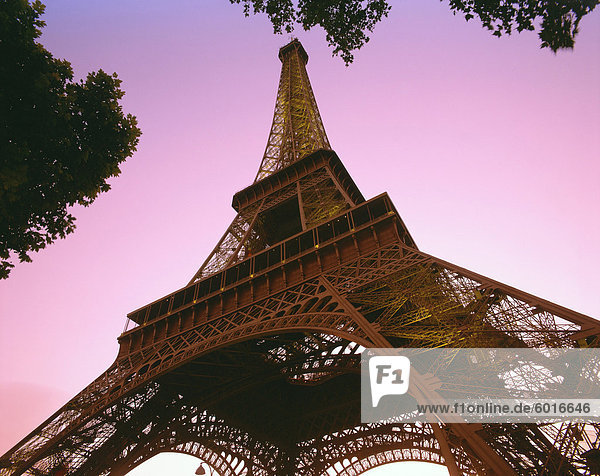 Der Eiffelturm bei Dämmerung  Paris  Frankreich  Europa