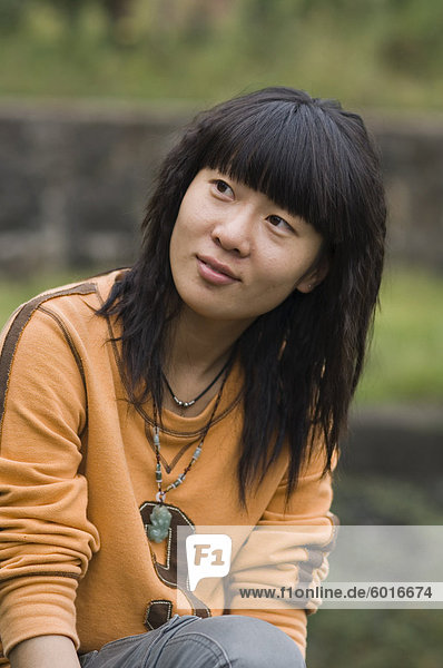 Porträt des jungen chinesischen Frau  Stadt Huangshan (Tunxi)  Provinz Anhui  China  Asien
