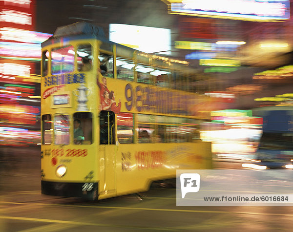 Straßenbahn in Bewegungsunschärfe bei Dämmerung  Causeway Bay  Hong Kong  China  Asien