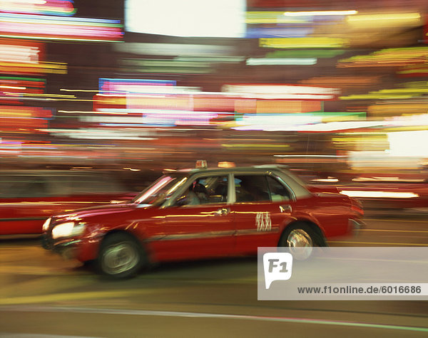 Rote dem Taxi Fahrt mit Geschwindigkeit in der Nacht in Causeway Bay  Hong Kong  China  Asien