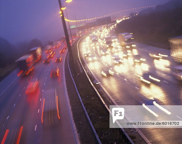 Verkehr auf der Autobahn bei Dämmerung  Vereinigtes Königreich  Europa