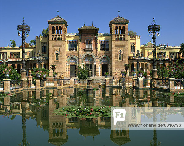 Reflexionen in den Seerosenteich Gebäude auf der Plaza de Espana in der Stadt Sevilla  Andalusien  Spanien  Europa