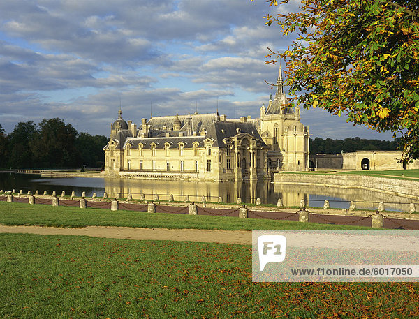 Der See und der Burg in Chantilly  in Picardie  Frankreich  Europa