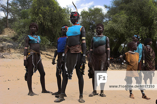 Frauen singen und tanzen vor dem Stier springen  Hamer springen der Bulls Einleitung Zeremonie  Turmi  unteren Omo-Tal  Äthiopien  Afrika