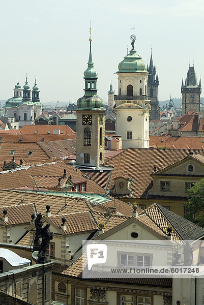 Blick von der Karlsbrücke entfernt  mit Blick auf Stare Mesto  Prag  UNESCO Weltkulturerbe  Tschechische Republik  Europa
