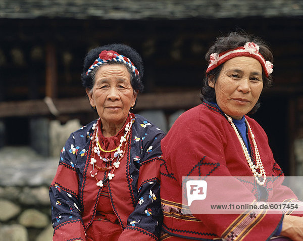 Porträt von zwei Frauen in traditioneller Kleidung in Paiwan  Taiwan  Asien