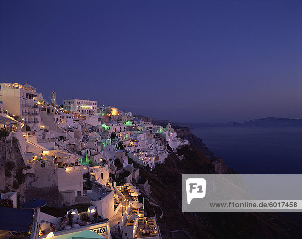 beleuchtet Europa über Gebäude Stadt Ansicht Kykladen Luftbild Fernsehantenne Abenddämmerung Fira Griechenland Griechische Inseln