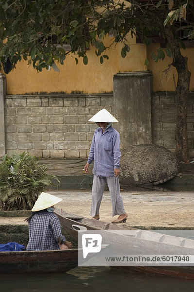 Boot am Fluss  gelb gefärbt Kolonialgebäuden  Hoi An  Vietnam  Südostasien  Asien