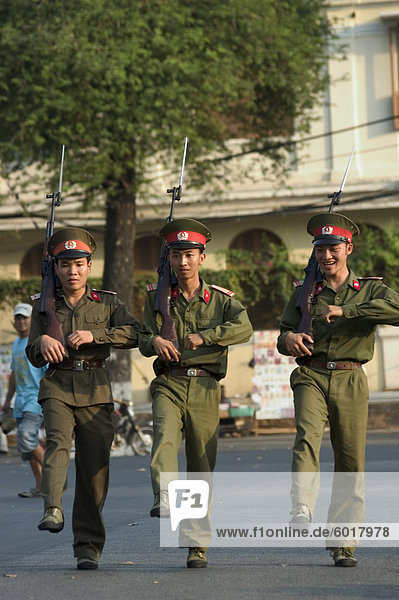 Armee Parade  Ho-Chi-Minh-Stadt (Saigon)  Vietnam  Südostasien  Asien
