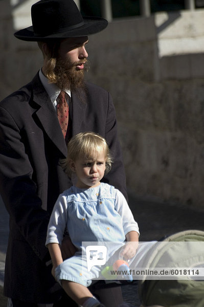 Jüdischer Mann in Tracht mit Kind  alte Walled Stadt  Jerusalem  Israel  Naher Osten