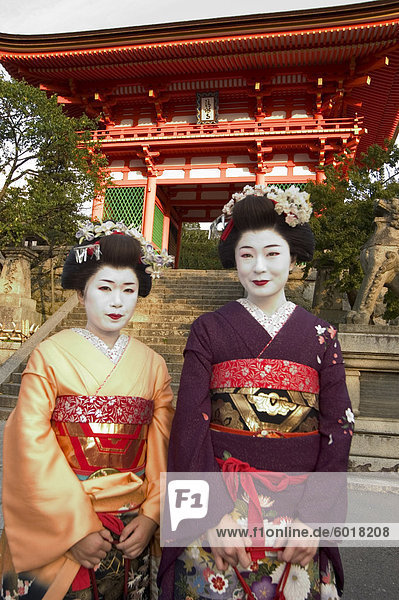 Geisha maiko at Kiyomizu dera temple  UNESCO World Heritage site  Kyoto city  Honshu  Japan  Asia