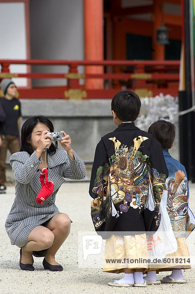 7-5-3-Festival  Mutter und jungen bei bei Heian-Jingu Schrein  Kyoto Stadt  Honshu  Japan  Asien