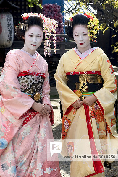 Geisha  maiko (trainee geisha) in Gion  Kyoto city  Honshu  Japan  Asia
