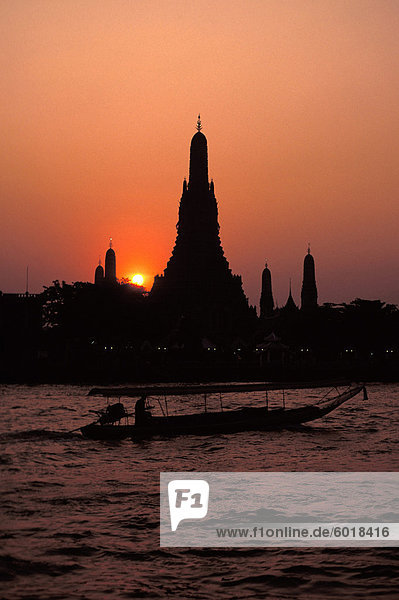 Silhouette of Wat Arun (Temple of the Dawn)  at sunset  on banks of Chao Phraya River  Bangkok  Thailand  Southeast Asia  Asia