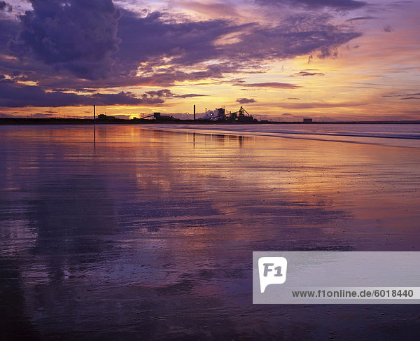 Redcar Strand bei Sonnenuntergang mit Stahlwerk im Hintergrund  Redcar  Cleveland  England  Vereinigtes Königreich  Europa